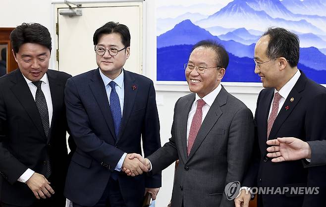 여야 예산 최종 합의... 악수하는 여야 (서울=연합뉴스) 한종찬 기자 = 국민의힘 윤재옥 당 대표 권한대행 겸 원내대표와 더불어민주당 홍익표 원내대표가 20일 서울 여의도 국회 운영위원장실에서 2024년도 예산안 합의를 마친 뒤 악수하고 있다. 2023.12.20 [공동취재] saba@yna.co.kr