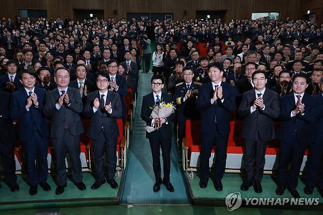 직원들과 기념 촬영하는 한동훈 장관 (과천=연합뉴스) 한종찬 기자 = 한동훈 법무부 장관이 21일 오후 과천 법무부 청사에서 열린 이임식에서 직원들과 기념 촬영하고 있다. 2023.12.21 saba@yna.co.kr