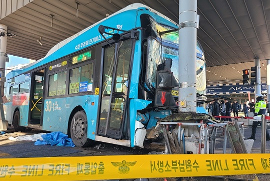 22일 오후 경기 수원시 권선구 수원역환승센터에서 시내버스가 시민 다수를 들이받는 사고가 발생했다. 사진=뉴스1