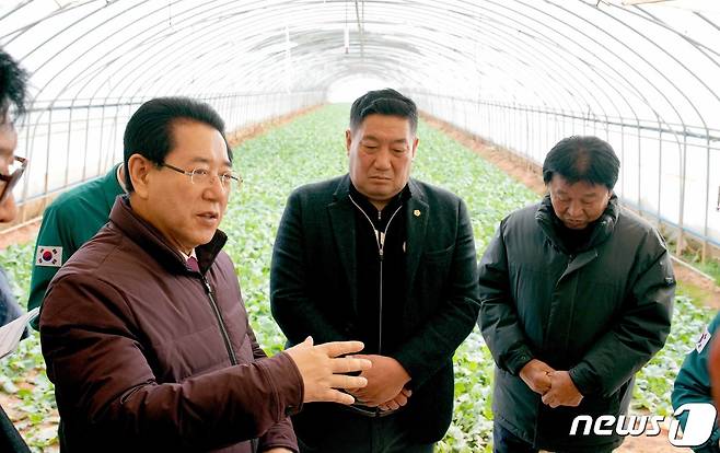 김영록 전라남도지사가 21일 오후 대설·한파 대비 영암군 신북면 시설하우스 단지를 방문, 현장을 둘러보며 현황 점검 및 농민들을 격려하고 있다.(전남도 제공) 2023.12.21/뉴스1