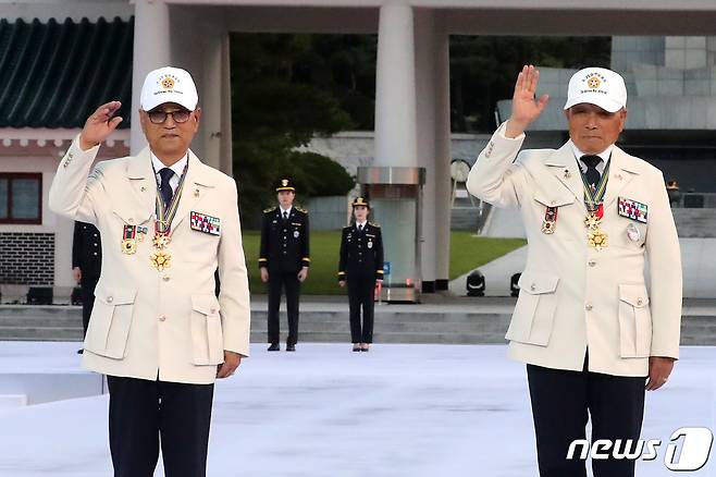 지난 6월30일 국립서울현충원 겨레얼마당에서 열린 '제복-한복 패션쇼 자락을 펴다' 중 6.25 참전유공자들이 새 제복을 입고 인사하고 있다. 2023.6.30/뉴스1 ⓒ News1 이승배 기자