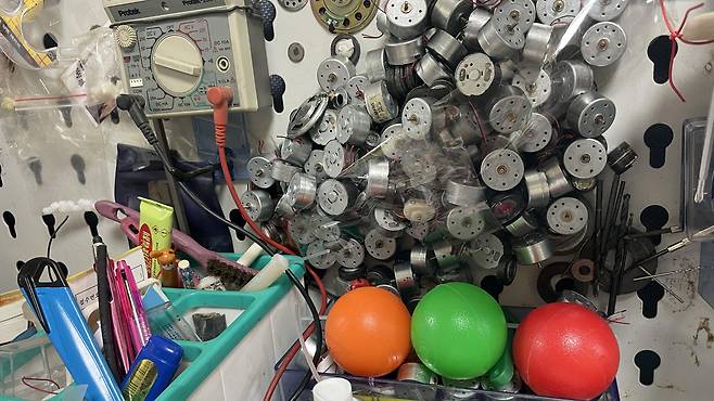 부품은 못쓰게 된 다른 장난감에서 빼내서 쓰거나, 따로 주문해서 사용한다. 구하기 어려운 경우 직접 제작하기도 한다