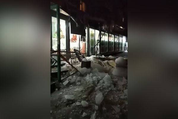 멘델레예보에서는 5층 건물 지붕에 매달린 고드름이 무너지며너 마트 캐노피가 파손된 모습. /러시아 매체 'netall' 보도화면 캡처