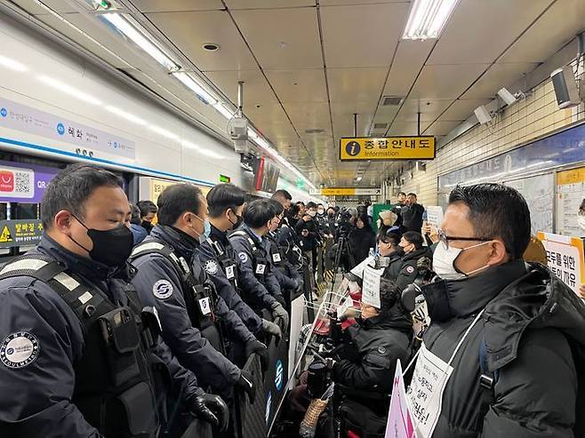 전국장애인차별철폐연대(전장연)가 22일 오전 서울지하철 4호선 혜화역 승강장에서 내년도 예산안 합의 과정에서 교통약자 특별교통수단 271억원 증액안이 무산된 데 대한 기자회견을 열고 있다.ⓒ연합뉴스