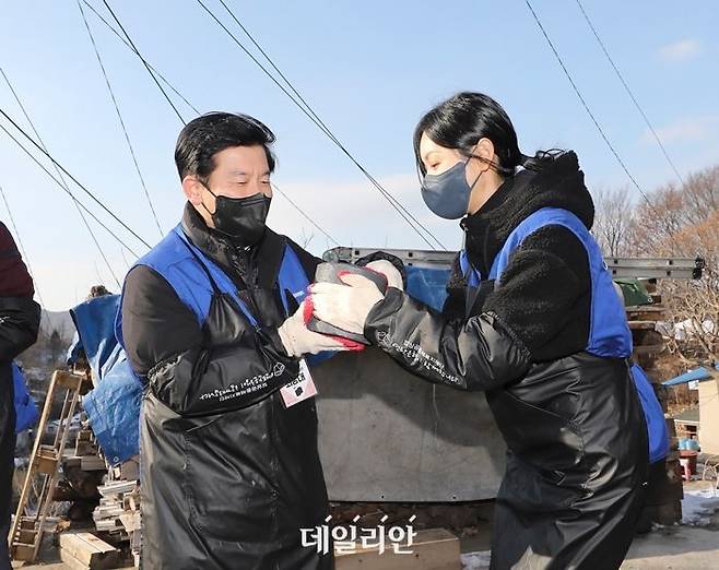 지난해 최상대 기획재정부 2차관(왼쪽)과 배우 김소연 배우씨가 서울 서대문구 홍제동 개미마을에서 열린 기획재정부 복권위 동행복권 소외계층을 위한 ‘사랑의 연탄 배달’에서 봉사 활동을 하고 있다. 복권위는 올해도 서울 노원구 중계동 백사마을을 방문해 연탄 6000장을 배달했다. ⓒ뉴시스