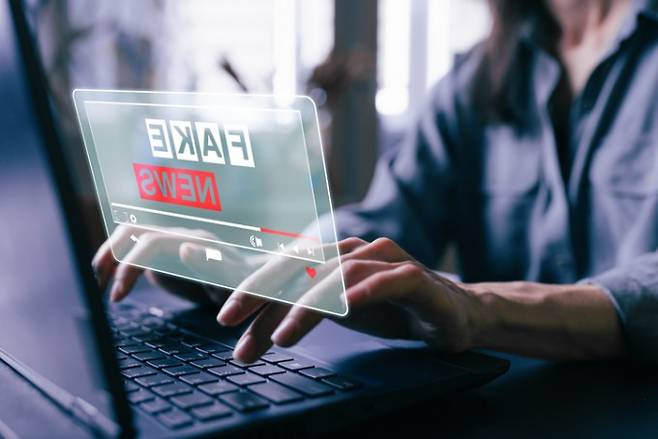 정보의 정확성을 판단하기 위한 인터넷 검색 활동이 오히려 허위정보를 믿게 만든다는 연구 결과가 나왔다. 게티이미지뱅크 제공