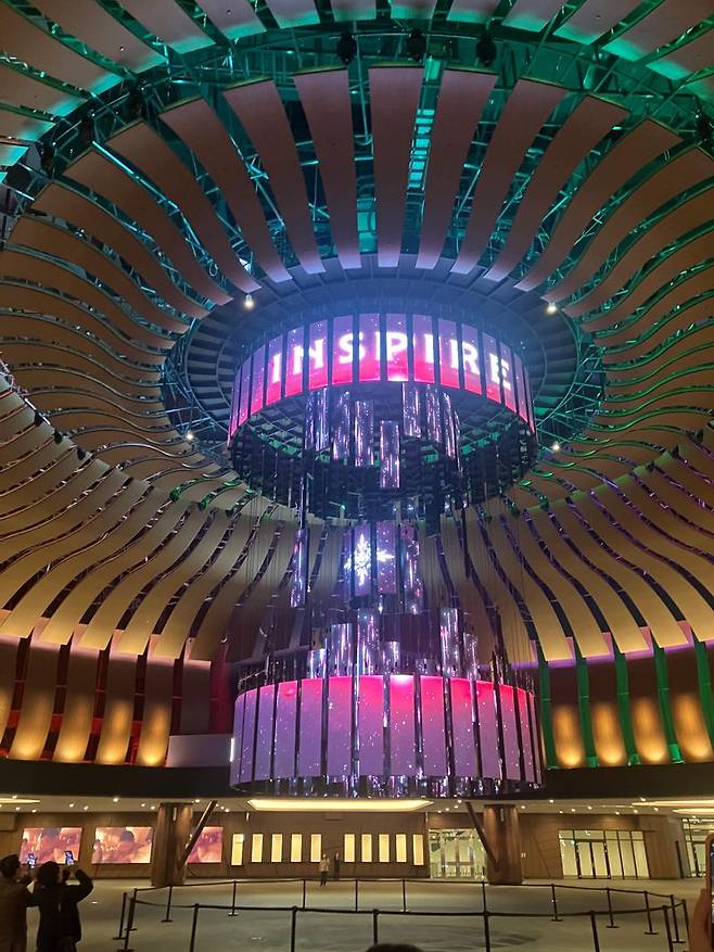 시시각각 다양한 패턴과 모양으로 움직이는 키네틱 샹들리에로 꾸며진 대형 원형홀 ‘로툰다’. 사진=장인서 기자