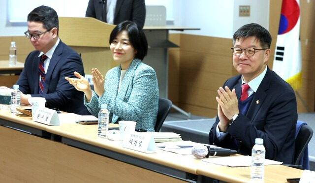 22일 아동권리보장원에서 열린 ‘출생통보 및 보호출산 제도 시행 추진단’ 회의에 참석한 이기일 보건복지부 제1차관(맨 오른쪽). 보건복지부 제공.