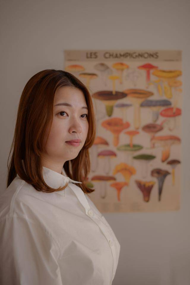 균류의 일종인 버섯이 만들어내는 세상은 '파견자들'을 쓰던 당시 김 작가의 주요 관심사 중 하나였다. 벽에 붙어 있는 다양한 종류의 버섯이 그려진 포스터는 영국 여행을 다녀온 친동생이 특별히 그의 관심을 고려하여 사온 것. 하상윤 기자