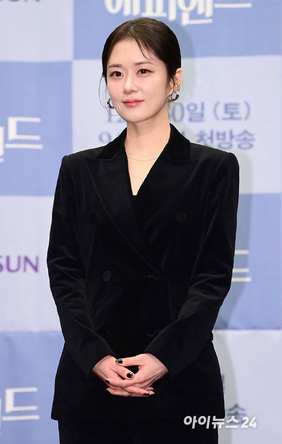 '성숙한 스타일링에도 귀여운 얼굴' 배우 장나라가 21일 오전 서울 상암동 스탠포드 호텔에서 진행된 TV CHOSUN 주말미니시리즈 '나의 해피엔드' 제작발표회에 참석하고 있다. [사진=정소희 기자]