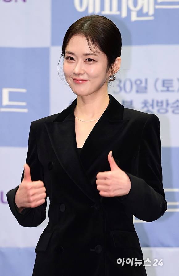 '엄지척 동안 미모' 배우 장나라가 21일 오전 서울 상암동 스탠포드 호텔에서 진행된 TV CHOSUN 주말미니시리즈 '나의 해피엔드' 제작발표회에 참석하고 있다. [사진=정소희 기자]
