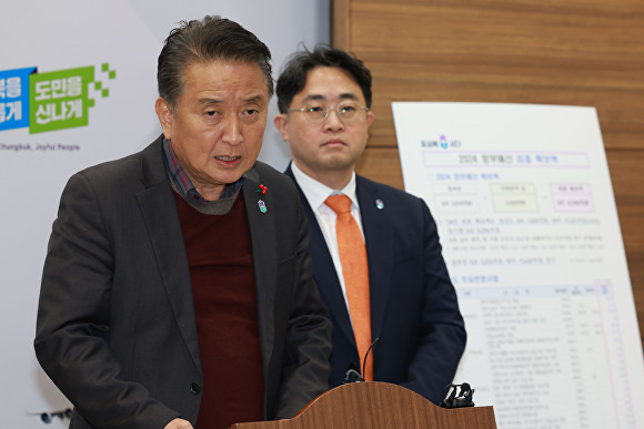 김영환 충북지사가 22일 충북도청 기자회견장에서 내년도 정부예산 확보에 대한 브리핑을 하고 있다. [사진=충북도]