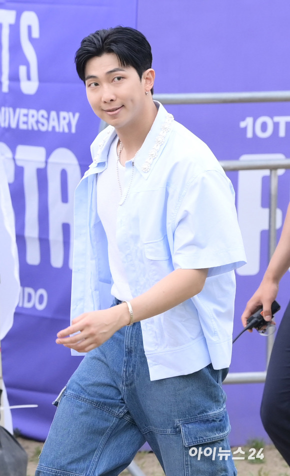 방탄소년단 RM(김남준)이 17일 서울 영등포구 여의도 한강공원에서 열린 방탄소년단 데뷔 10주년 FESTA @여의도(BTS 10th Anniversary FESTA @Yeouido)의 '오후 5시 김남준 입니다' 코너 진행을 마치고 퇴장하고 있다. [사진=정소희 기자]