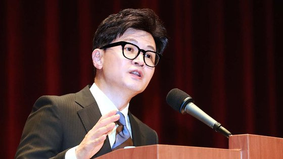 한동훈 법무부 장관이 21일 오후 경기도 과천시 정부과천청사에서 열린 이임식에서 이임사를 하고 있다. 뉴스1