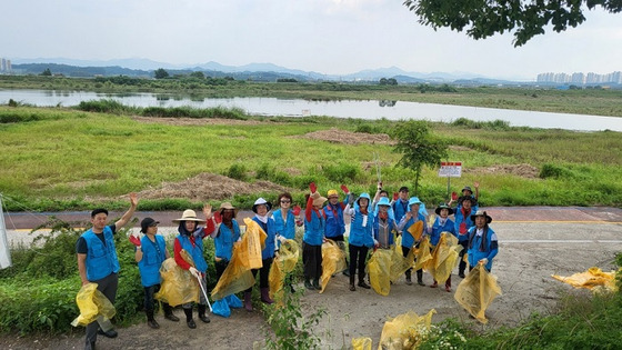 7월 21일 만경강 환경정화를 위해 쓰레기를 수거 중인 삼방사 신도들