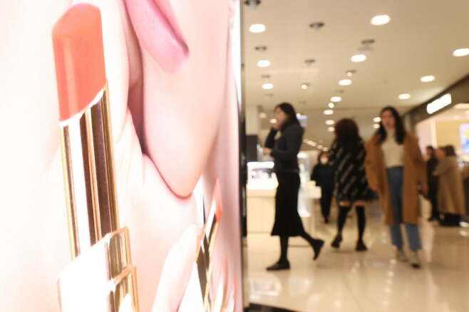 서울 한 백화점 화장품 매장에서 고객들이 쇼핑을 하고 있다.(사진=연합뉴스)
