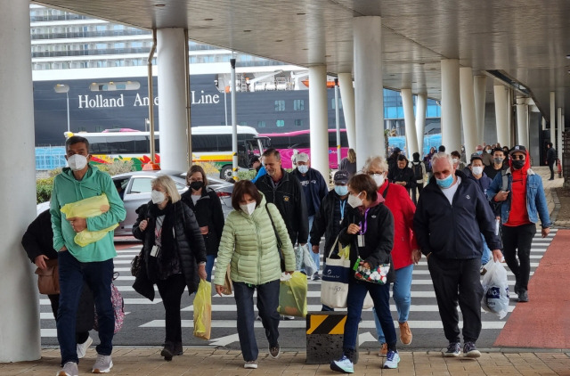 지난 3월 제주를 찾은 네덜란드 선적 엠에스 웨스테르담호에 탑승한 여행객들이 제주시 내로 향하고 있다. 엠에스 웨스테르담호은 8만 2000t급 럭셔리 크루즈선으로 미국, 호주를 비롯한 북미 유럽권 승객 2600명을 태우고 제주항에 입항해 9시간가량 제주에 머물렀다. 제주도 제공