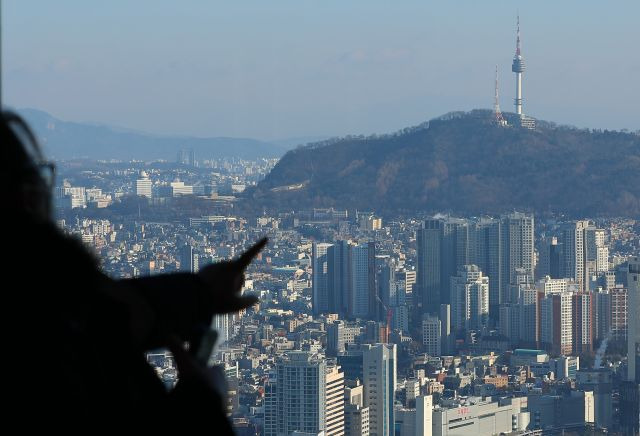 21일 오전 서울 여의도 63 아트센터에서 바라본 서울 시내 풍경. 연합뉴스