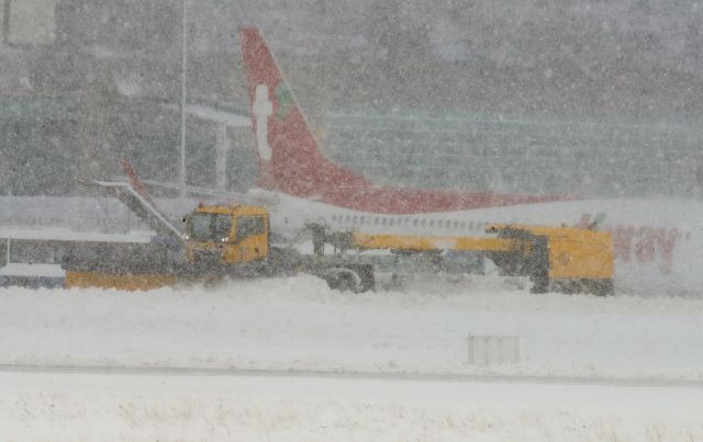 22일 오전 제주국제공항 활주로가 폭설로 인해 임시 폐쇄된 가운데 제설차들이 쌓인 눈을 치우고 있다. 뉴시스