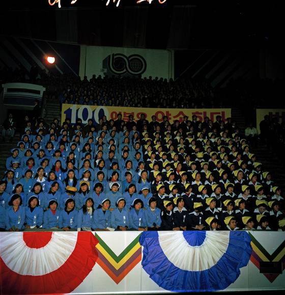 = 행정자치부 국가기록원은 제52주년 무역의 날을 맞아 1950년~90년대 우리나라의 수출진흥 관련 기록물을 4일 부터 누리집(홈페이지, www.archives.go.kr)을 통해 제공한다고 3일 밝혔다. 사진은 1977년 수출의 날 기념식에서 수출 100억불 달성을 다짐하고 있는 모습. (국가기록원 제공) 2015.12.3/뉴스1