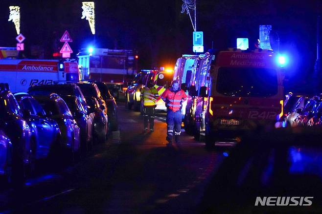 [프라하=AP/뉴시스] 21일(현지시각) 체코 프라하의 카렐 대학교에서 총격이 발생해 구급차들이 철학과 건물 밖에서 대기하고 있다. 체코 경찰은 이 학교에서 발생한 대규모 총격으로 최소 15명이 숨지고 24명이 다쳤다고 밝혔다. 총격범은 24세의 데이비드 코자르라는 이 학교 학생으로 경찰과 대치 중 지붕에서 떨어져 숨진 것으로 알려졌다. 2023.12.22.