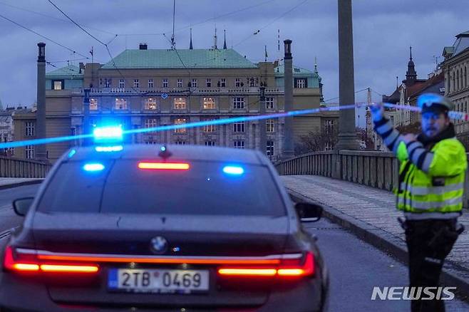 [프라하=AP/뉴시스] 21일(현지시각) 체코 프라하의 카렐 대학교에서 총격이 발생해 경찰이 주변 교통을 통제하고 있다. 경찰은 이 학교에서 발생한 대규모 총격으로 최소 15명이 숨지고 24명이 다쳤다고 밝혔다. 총격범은 24세의 데이비드 코자르라는 이 학교 학생으로 경찰과 대치 중 지붕에서 떨어져 숨진 것으로 알려졌다. 2023.12.22.