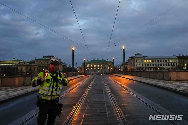 [프라하=AP/뉴시스] 21일(현지시간) 체코 프라하 카렐대학교 철학과 건물 인근에서 경찰이 통제하고 있다. 체코 경찰에 따르면 이 학교에서 대규모 총격이 발생해 15명이 숨지고 24명이 다쳤다. 2023.12.22.