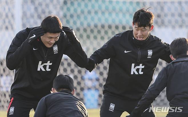 [서울=뉴시스] 김근수 기자 = 대한민국 축구국가대표팀 손흥민과 김민재 등 선수들이 18일 오후 서울 양천구 목동종합운동장에서 열린 팬 오픈트레이닝에서 훈련하고 있다. 2023.11.18. ks@newsis.com