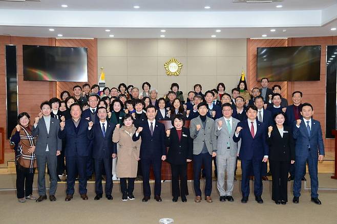 [울산=뉴시스] 울산 중구의회는 22일 2023년의 마지막 본회의를 끝내고 집행부 간부공무원 등과 기념촬영을 한 뒤 새해 희망의정을 다짐했다 *재판매 및 DB 금지