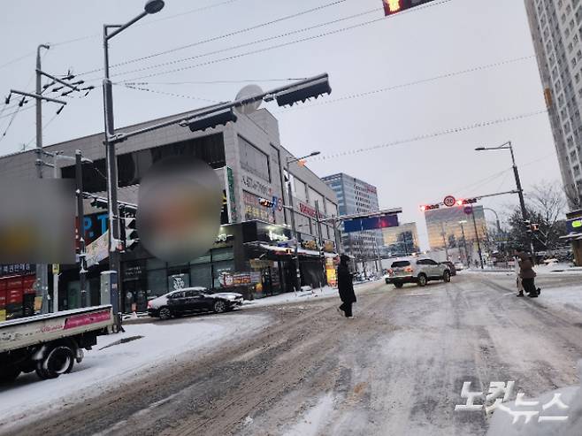 광주 시내에 폭설이 내려 시민이 빙판길로 변한 도로 위를 조심스럽게 걸어가고 있다. 박요진 기자