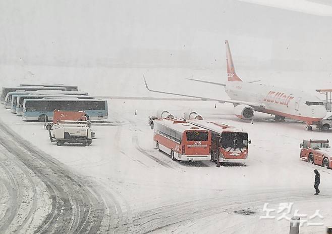 22일 폭설로 제주공항 활주로가 폐쇄됐다. 김대휘 기자