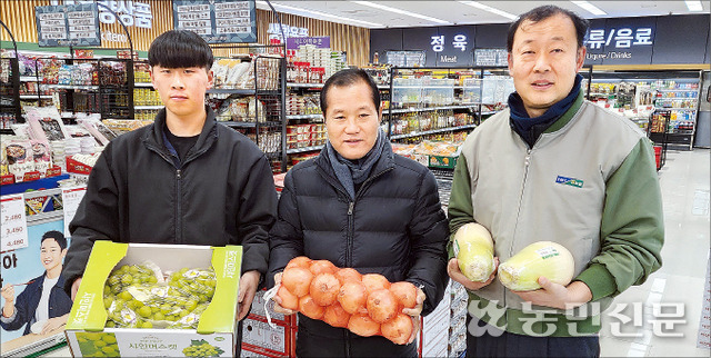 조한민 충남 태안 근흥농협 조합장(가운데)과 직원들이 최근 새 단장을 마치고 문을 연 하나로마트에서 고객을 위한 서비스 향상에 최선을 다할 것을 다짐하고 있다.