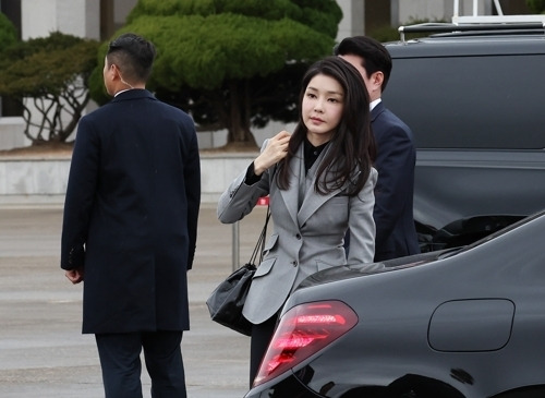 네덜란드 출국 위해 서울공항 도착한 김건희 여사 - 야당이 총선 시기에 맞춰 ‘김건희 특검법’ 추진을 강행하려고 함에 따라 총선용 특검 논란이 뜨거워질 전망이다. 사진은 김 여사가 지난 11일 네덜란드를 국빈 방문하기 위해 서울공항에 도착하는 모습. 연합뉴스