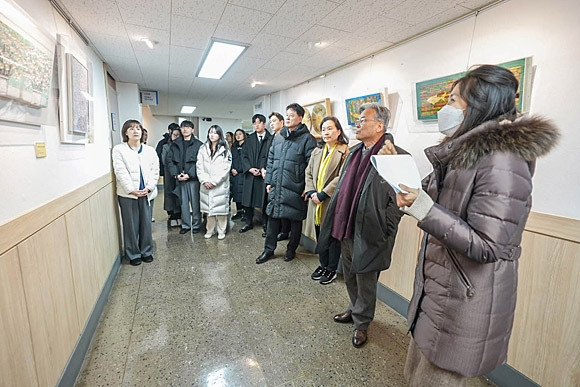 ‘흰구름과의 동행전’을 관람하고 있다. 경기대 제공