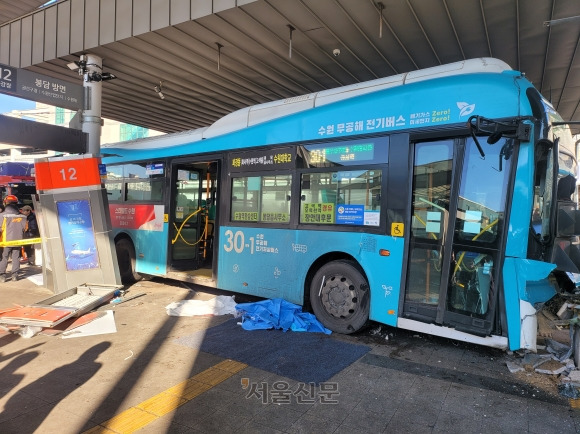 22일 오후 경기 수원시 권선구 수원역환승센터에서 시내버스가 시민 다수를 치는 사고가 발생했다. 이 사고로 1명이 숨지고, 11명이 중상을 입어 병원으로 옮겨졌다. 사진은 사고 현장의 모습. 2023.12.21 명종원 기자