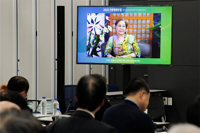 필리핀의 배우 아말리아 로잘레스가 2023년 12월 1일 열린 가정평화포럼에서 필리핀 가정의 특징에 대해 소개하고 있다. [조영철 기자]