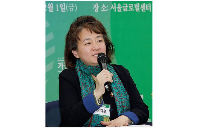 정지윤 명지대 산업대학원 국제교류경영전공 주임교수가 2023년 12월 1일 가정평화포럼에서 이민 가정에 대해 발표하고 있다. [조영철 기자]
