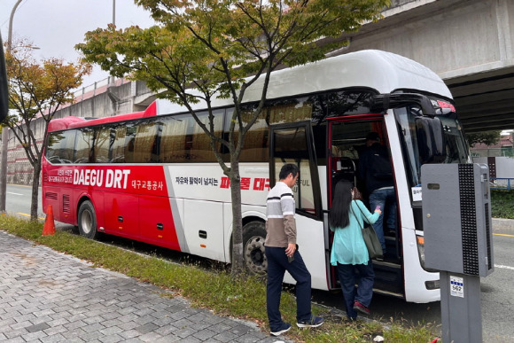 대구 동구 혁신도시 의료 R&D지구에서 운행 중인 DRT(수요응답형 교통체계) 모습 ⓒ대구교통공사