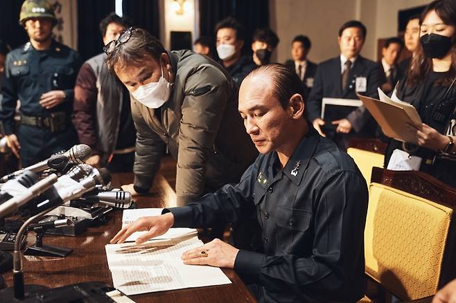 영화 ‘서울의 봄’ 촬영현장, 김성수 감독(왼쪽)과 황정민. 사진제공|플러스엠엔터테인먼트