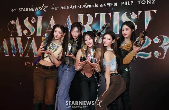 걸그룹 뉴진스가 14일 필리핀 아레나에서 열린 '2023 아시아 아티스트 어워즈 인 필리핀'(2023 Asia Artist Awards IN THE PHILIPPINES, 이하 '2023 AAA')에서 AAA 핫트렌드, 아시아 셀러브리티, 페뷸러스, 베스트 초이스, 올해의 가수, 올해의 노래상을 수상한 뒤 포즈를 취하고 있다.  '2023 AAA'는 스타뉴스가 주최하고 Asia Artist Awards 조직위원회, TONZ 엔터테인먼트, PULP Live World가 공동 주관한다. 그룹 아이브(IVE) 장원영, 가수 강다니엘, 그룹 제로베이스원 성한빈이 MC를 맡았다. 2023.12.14 /사진=이동훈
