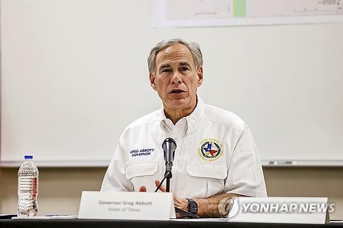 시카고 불법입국자 이송버스 단속에 맞서 항공이송 개시한 애벗 텍사스 주지사 (AP 연합뉴스 자료사진)