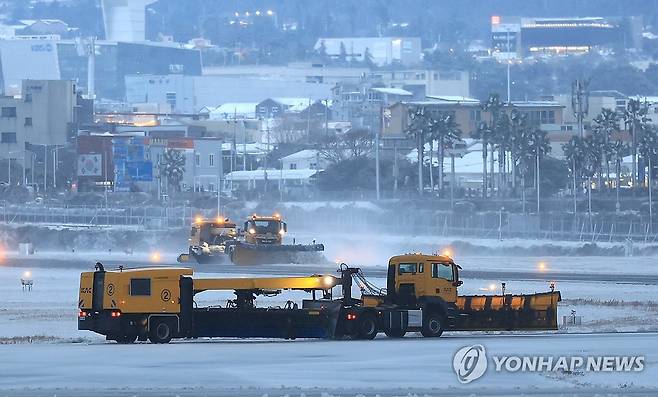 폭설 내린 제주공항 제설작업 '한창' (제주=연합뉴스) 박지호 기자 = 북극발 한파가 몰아친 21일 오후 제주국제공항 활주로에서 한국공항공사 제설차량이 눈을 치우고 있다. 2023.12.21 jihopark@yna.co.kr