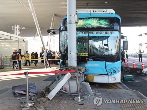 수원역 환승센터 버스 사고 현장 통제  (수원=연합뉴스) 홍기원 기자 = 22일 오후 시내버스가 시민 다수를 치는 사고가 발생한 경기도 수원시 수원역 2층 버스 환승센터가 통제되고 있다. 2023.12.22 xanadu@yna.co.kr