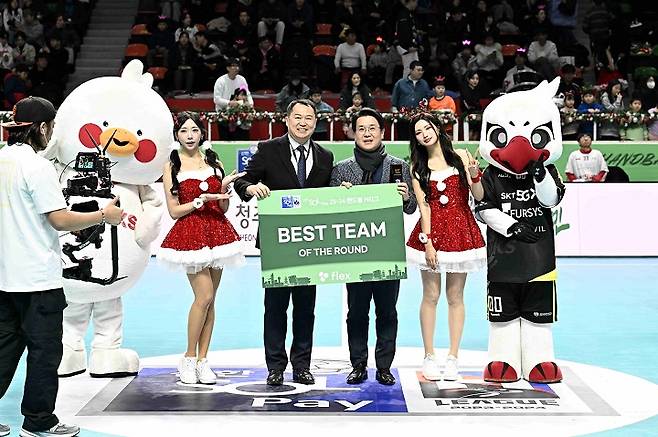 사진 신한 SOL페이 23-24 핸드볼 H리그 남자부 1라운드 BEST TEAM SK호크스 이일우 단장(오른쪽)에게 시상하는 오자왕 사무총장