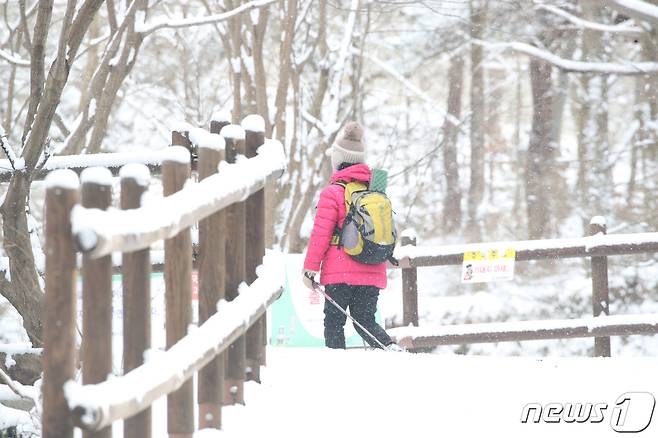 대설특보가 내려진 광주·전남에 최고 21㎝가 넘는 눈이 내리면서 21일 무등산 국립공원이 약사암 구간만 제외하고 전면 통제됐다. 2023.12.21/뉴스1 ⓒ News1 김태성 기자