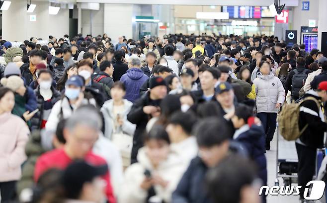 폭설로 제주국제공항 활주로가 폐쇄된 데 이어 결항편이 속출하고 있는 22일 오후 제주공항 국내선 출발장이 결항편 승객들로 발 디딜 틈 없이 붐비고 있다. 2023.12.22/뉴스1 ⓒ News1 오현지 기자