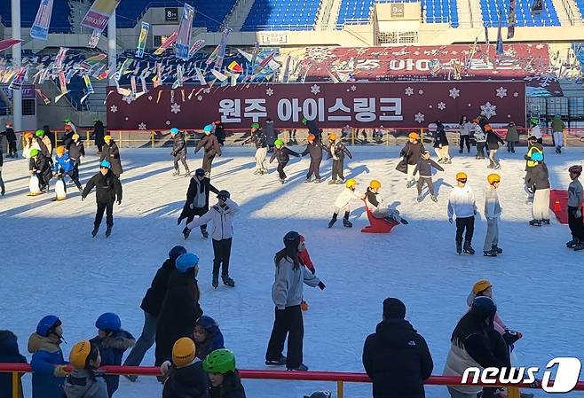 23일 강원도 원주시 원주댄싱공연장에 마련된 원주 아이스링크를 찾은 시민들이 즐거운 시간을 보내고 있다. 강원 원주시와 원주시시설관리공단은 내년 2월 11일까지 원주댄싱공연장에서 야외 아이스링크장과 키즈썰매장을 운영한다. 2023.12.23/뉴스1 ⓒ News1 신관호 기자