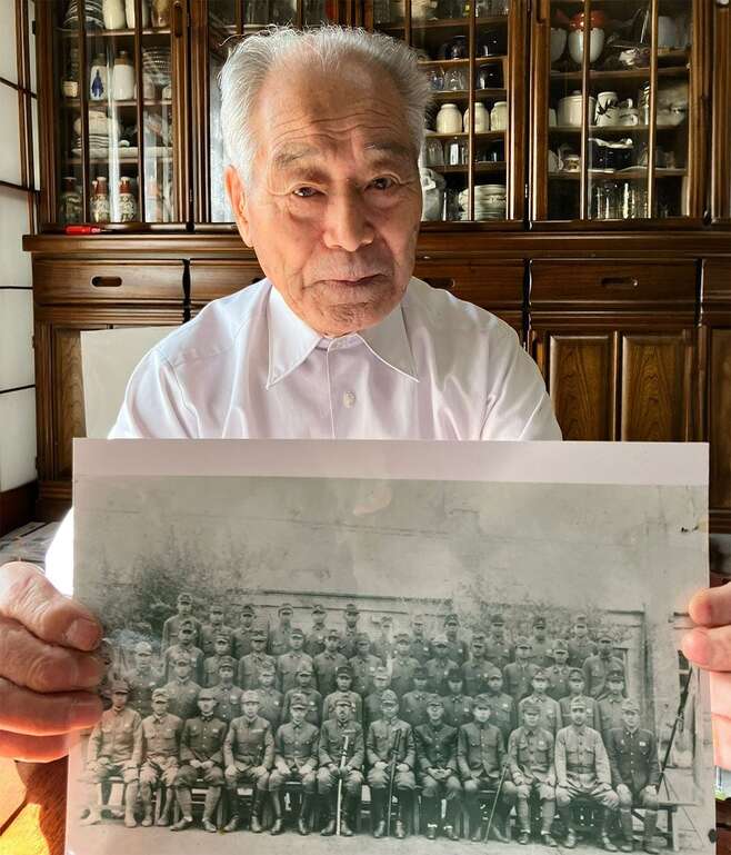 일본 나가노현에서 만난 시미즈 히데오씨가 1945년 731 부대에 입대할 때 사진을 보여주고 있다. /나가노=성호철 특파원