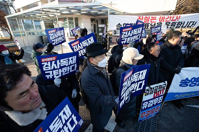 '송영길 검찰탄압 저지 비상대책위원회' 관계자들이 22일 송영길 전 대표가 수감된 서울구치소 정문 앞에서 기자회견을 열고 검찰을 비난하고 있다. /뉴스1