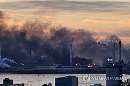 23일 오전 경북 포항시 남구 동촌동 포스코 포항제철소 내에서 불이 나 주변에 검은 연기가 퍼지고 있다. [독자 제공. 포항=연합뉴스]